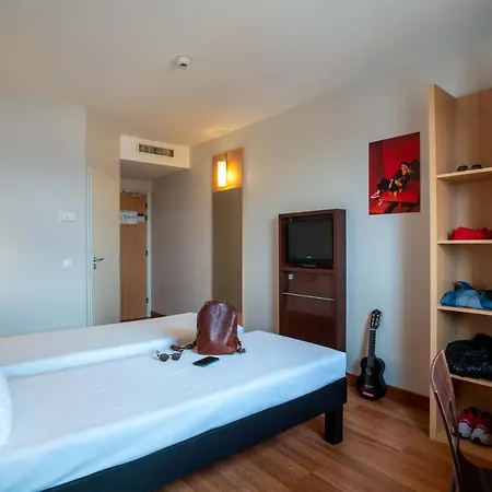 Ibis Hotel Plzen Exterior photo